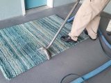 Wie reinigt man einen Teppich?